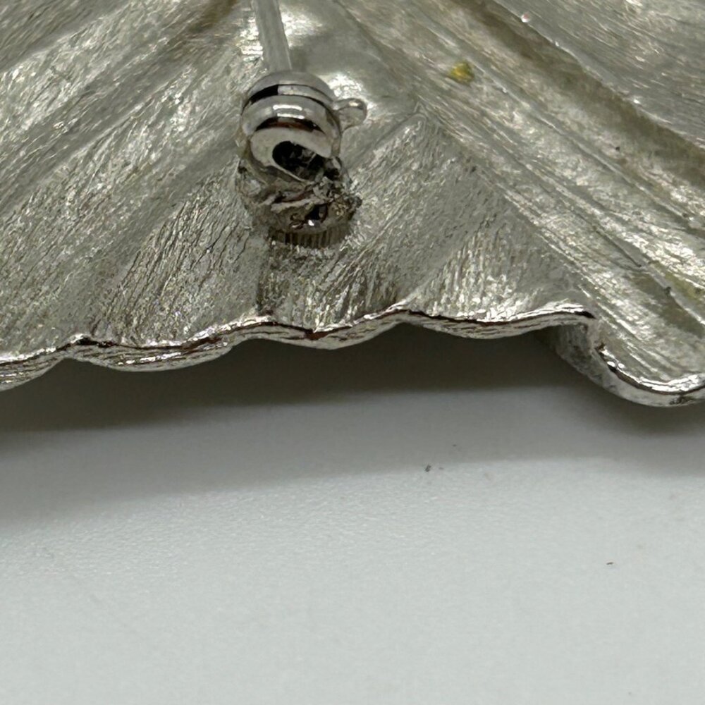 Vintage Art Deco-Inspired Flapper Brooch Silver-Toned Texture Gold-tone Profile - Picture 14 of 16